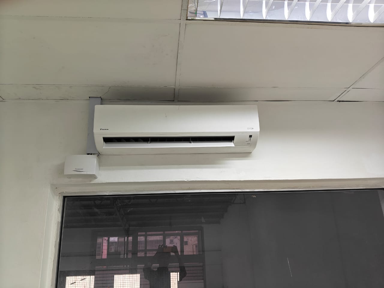 Servis aircond dinding