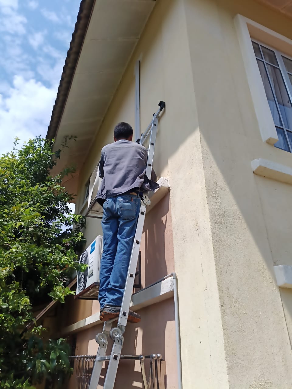 Juruteknik Putih Services memasang aircond